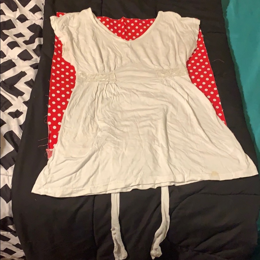 🎀White v-neck top with lace and tie in back🎀